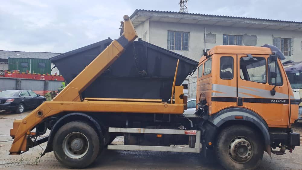 Stalion-Primi skip loader truck